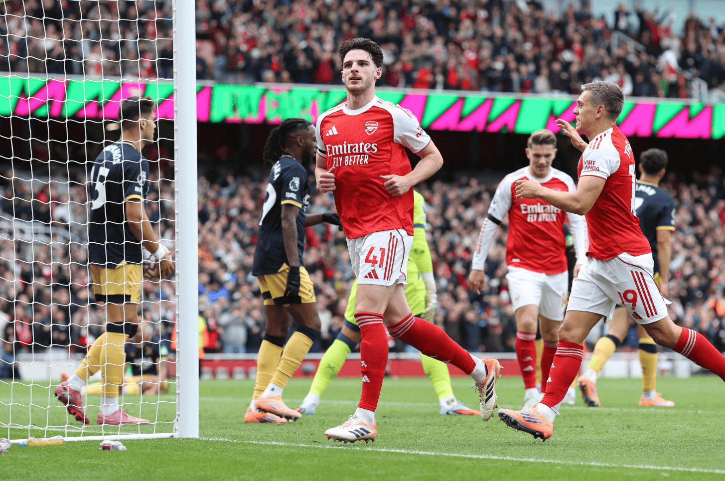 英雄联盟官方直播-窗口期英超焦点战；法兰克福造点机会；媒体盛赞；更衣室氛围转暖的简单介绍